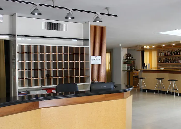 Grand Meeting מלון